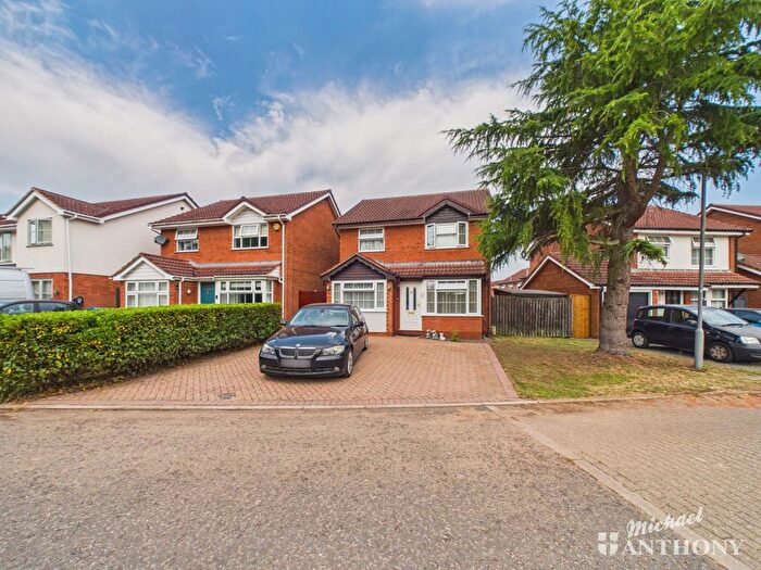3 Bedroom Detached House For Sale In Diane Walk, Aylesbury, HP21