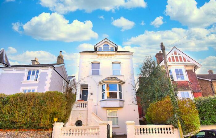 1 Bedroom Flat To Rent In Grovehill Road, Redhill, RH1