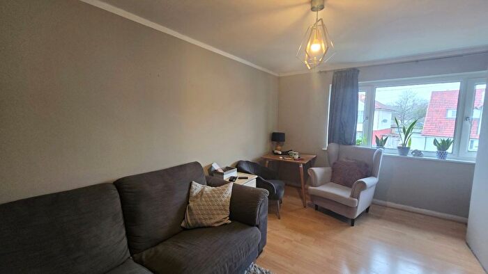 2 Bedroom Flat To Rent In Kings Avenue, Greenford, UB6