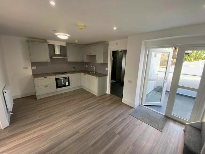 3 Bedroom Flat To Rent In Crwys Place, Cathays, Cardiff, CF24