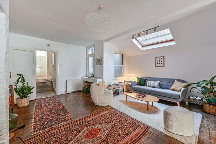 2 Bedroom Flat For Sale In Leathwaite Road, Between The Commons, London, SW11