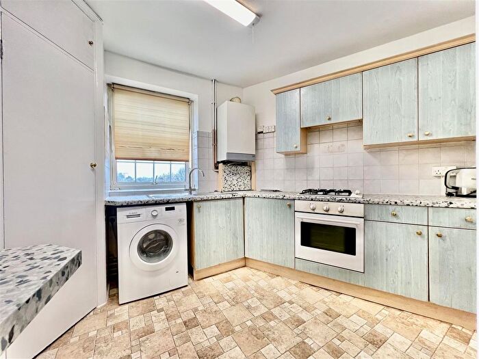 2 Bedroom Flat To Rent In Noble Corner, Great West Road, Hounslow, TW5