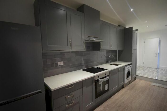 3 Bedroom Flat To Rent In Twickenham Trading Estate, Rugby Road, Twickenham, TW1