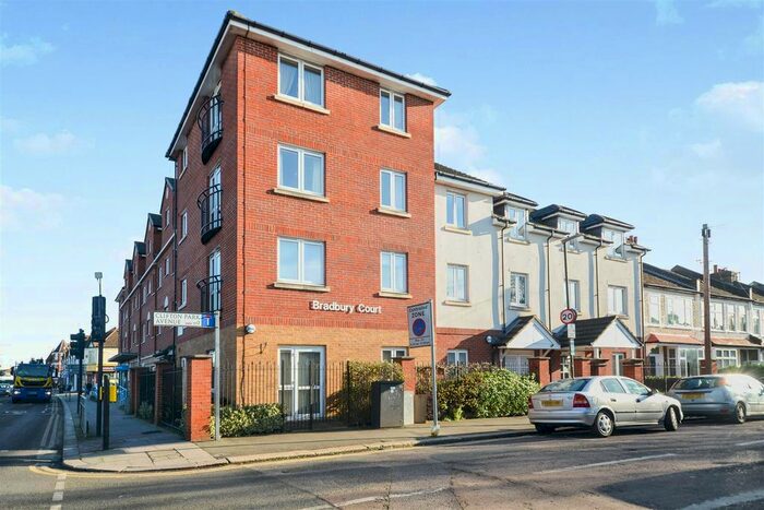 1 Bedroom Flat To Rent In Clifton Park Avenue, London, SW20