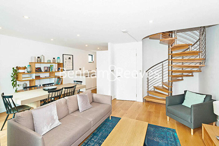 3 Bedroom Apartment To Rent In Danestone Court, Aldgate East, E1