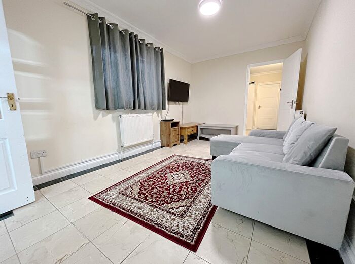 1 Bedroom Flat To Rent In Great West Road, Hounslow, TW5