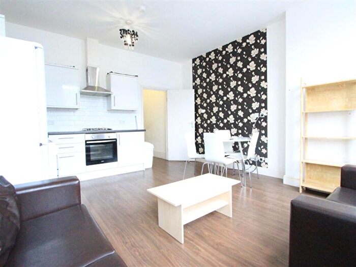 2 Bedroom Flat To Rent In Green Lanes, Palmers Green, N13