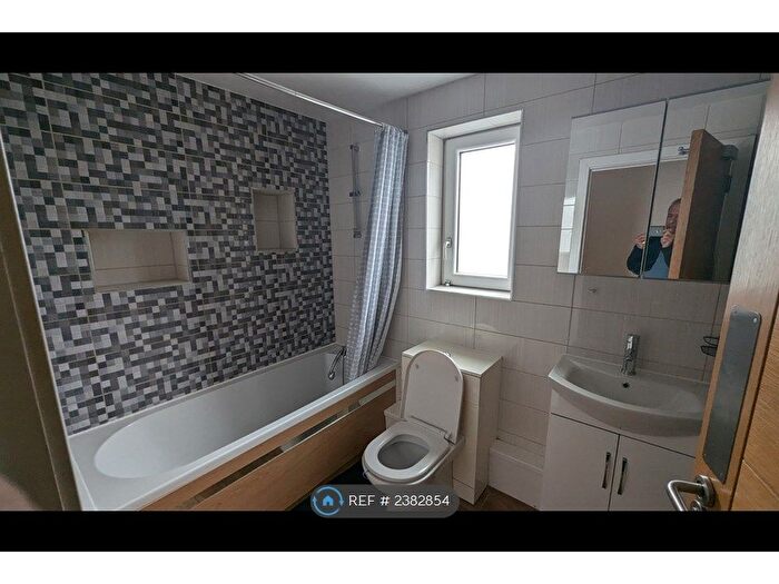 3 Bedroom Flat To Rent In London Road, High Wycombe, HP11
