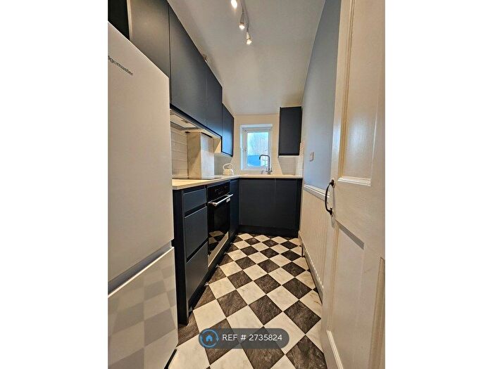 2 Bedroom Flat To Rent In High Street, Hampton Wick, Surrey, KT1