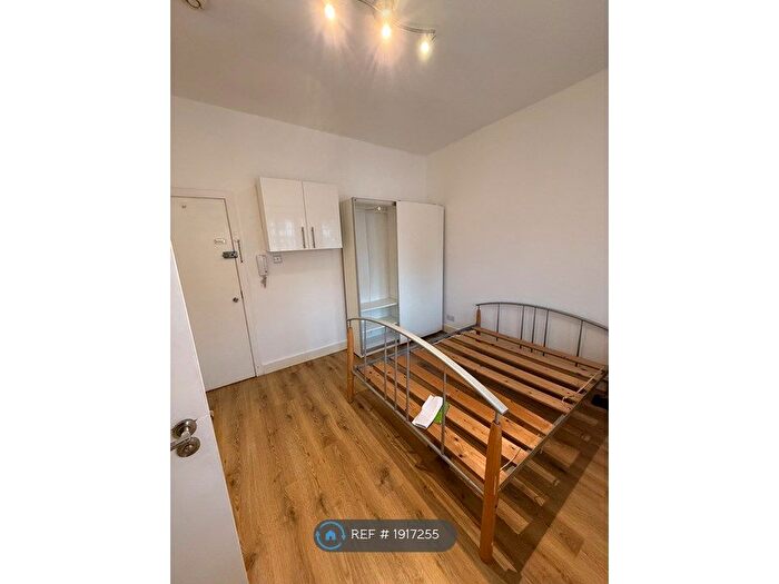 Studio To Rent In Station Road, London, NW4