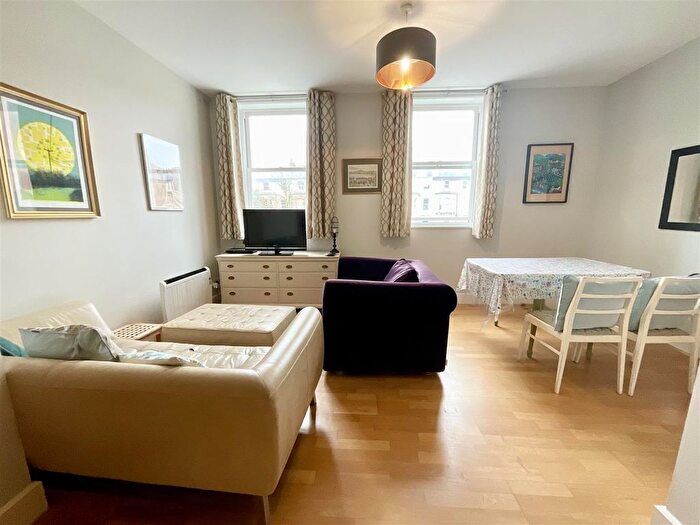 2 Bedroom Flat For Sale In Prince Of Wales Terrace, Scarborough, YO11