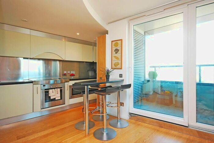 3 Bedroom Flat To Rent In Westminster Bridge Road, Waterloo, London, SE1