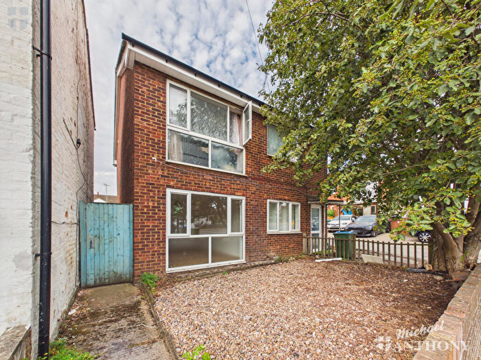 2 Bedroom Maisonette For Sale In Park Street, Aylesbury, HP20