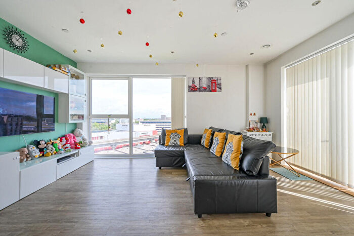 3 Bedroom Flat For Sale In Wray Avenue, Silvertown, London, E16