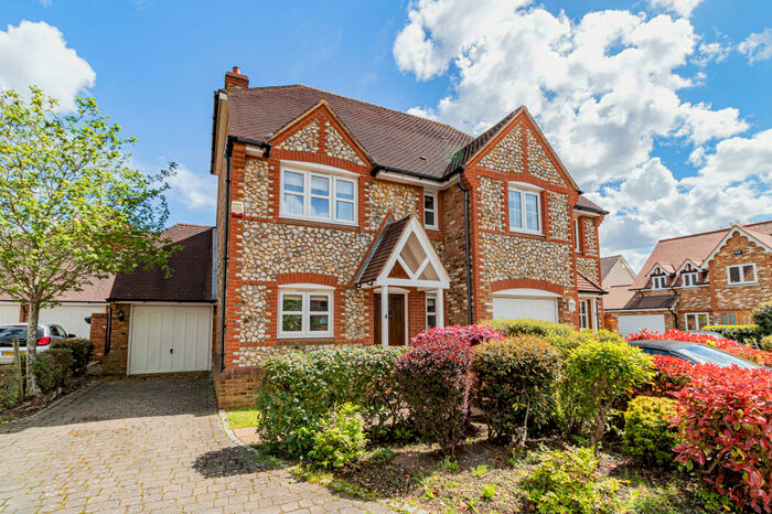 3 Bedroom End Of Terrace House To Rent In Kemsley Chase, Farnham Royal, SL2