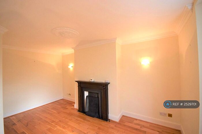 2 Bedroom Flat To Rent In Oakfield Road, Clifton, Bristol, BS8