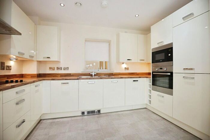 2 Bedroom Flat For Sale In Bath Road, Banbury, Oxfordshire, OX16