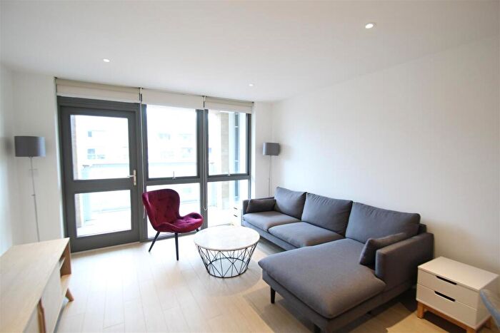 2 Bedroom Flat To Rent In Packington Square, London, N1