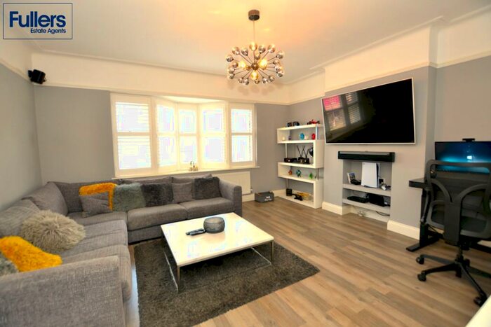 2 Bedroom Flat To Rent In Queens Avenue, London, N21