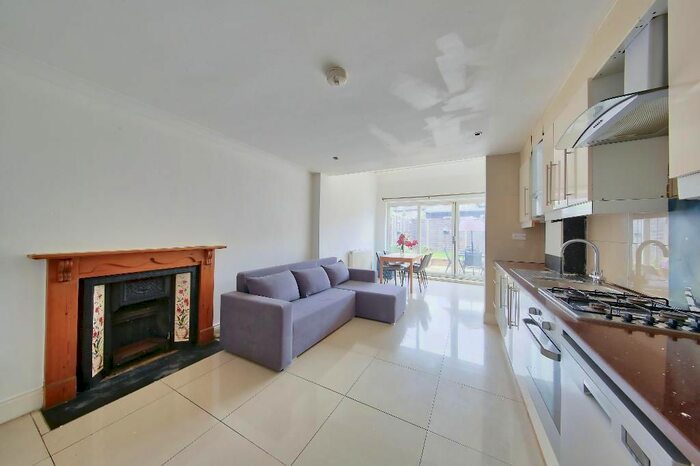 2 Bedroom Flat To Rent In Bakers End, Wimbledon Chase, SW20