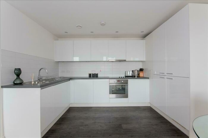 2 Bedroom Flat To Rent In Queensway, Redhill, RH1