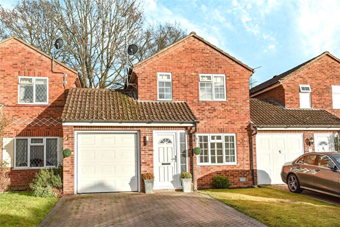 3 Bedroom Link Detached House To Rent In Rother Close, Sandhurst, Berkshire, GU47