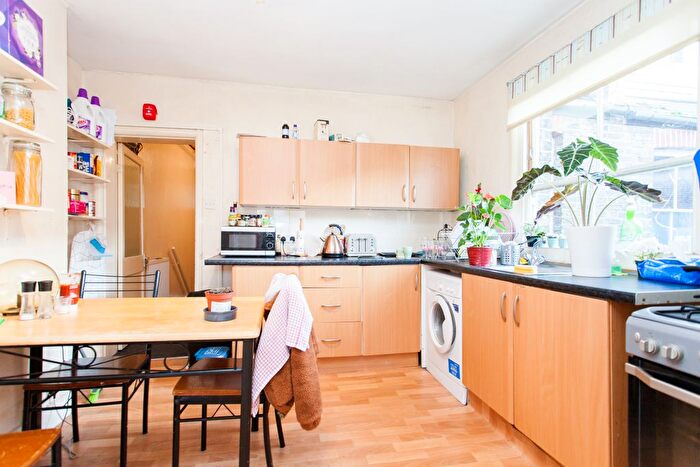 2 Bedroom Flat To Rent In Margaret Road, London, N16