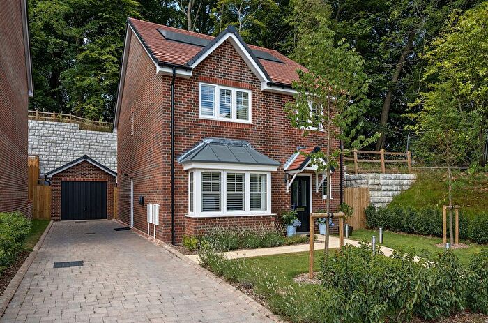 4 Bedroom Detached House For Sale In Bracher Close, Alton, Hampshire, GU34