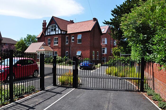 2 Bedroom Flat For Sale In Elwyn Road, Exmouth, EX8