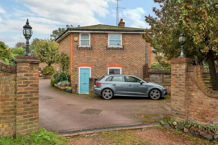 2 Bedroom Semi-Detached House To Rent In Cable Place, London, SE10