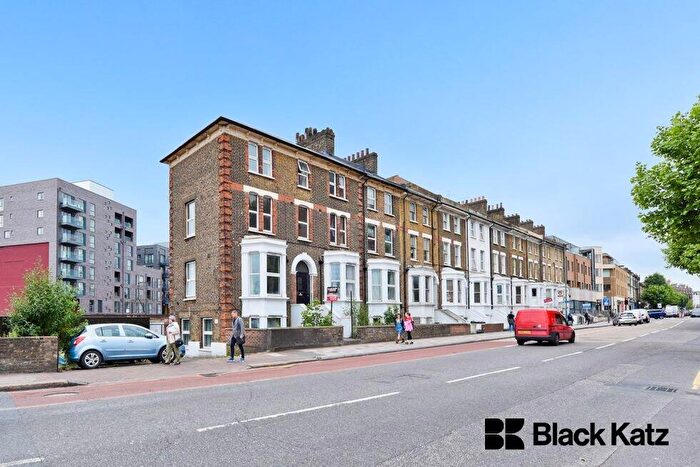 4 Bedroom Flat To Rent In St John's Hill, Clapham Junction, SW11