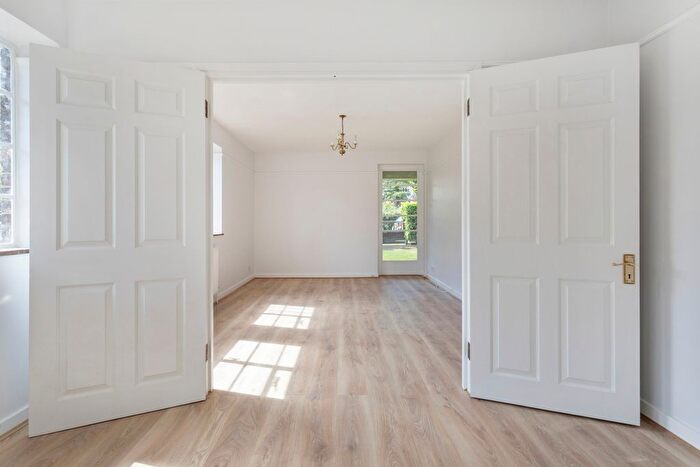 2 Bedroom Flat To Rent In Litchfield Way, London, NW11