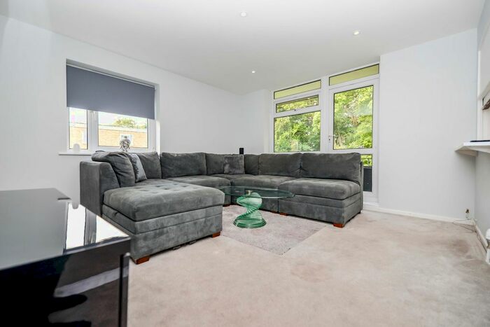 1 Bedroom Flat To Rent In Linford Crescent, Lordshill, Southampton, Hampshire, SO16