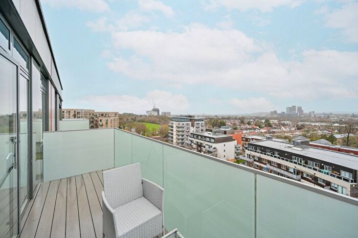 3 Bedroom Flat To Rent In Lakeside Drive, Park Royal, London, NW10