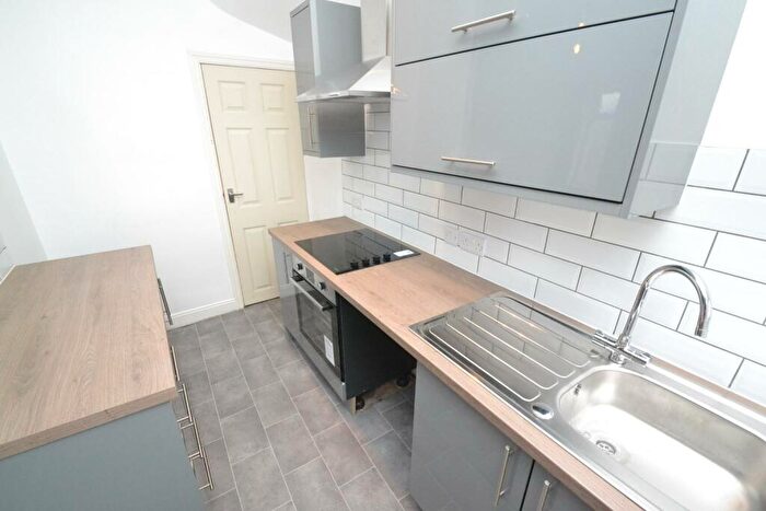 2 Bedroom End Of Terrace House To Rent In Pasture Mount, Armley, Leeds, LS12