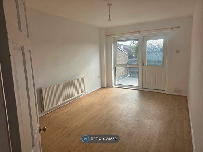 3 Bedroom Flat To Rent In Radstone Walk, Leicester, LE5