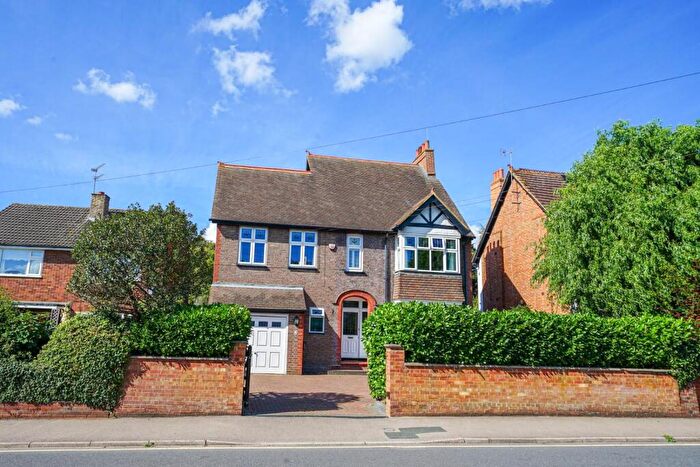 4 Bedroom Detached House For Sale In Southcourt Road, Linslade, LU7