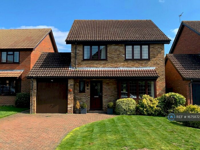 4 Bedroom Detached House To Rent In Squarefield Gardens, Hook, RG27