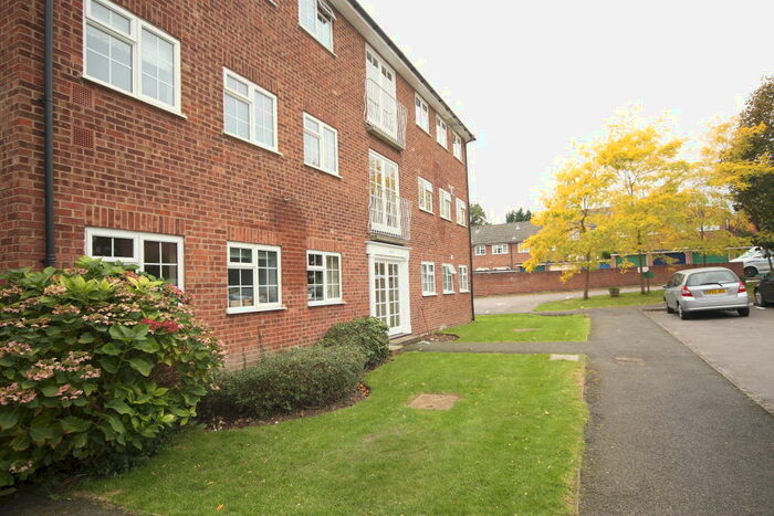 2 Bedroom Flat To Rent In Midhope Close, Woking, GU22
