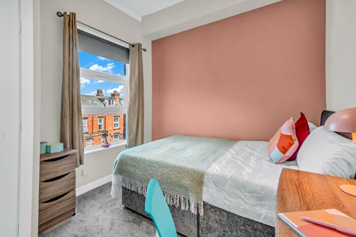 5 Bedroom Flat To Rent In Hyde Park Road, Leeds, LS6