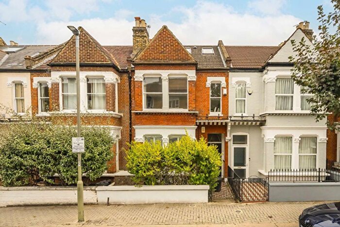 2 Bedroom Flat To Rent In Boundaries Road, London, SW12