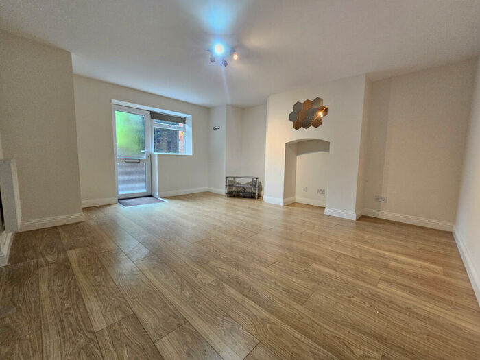 1 Bedroom Flat To Rent In Lawn Road, Stafford, ST17