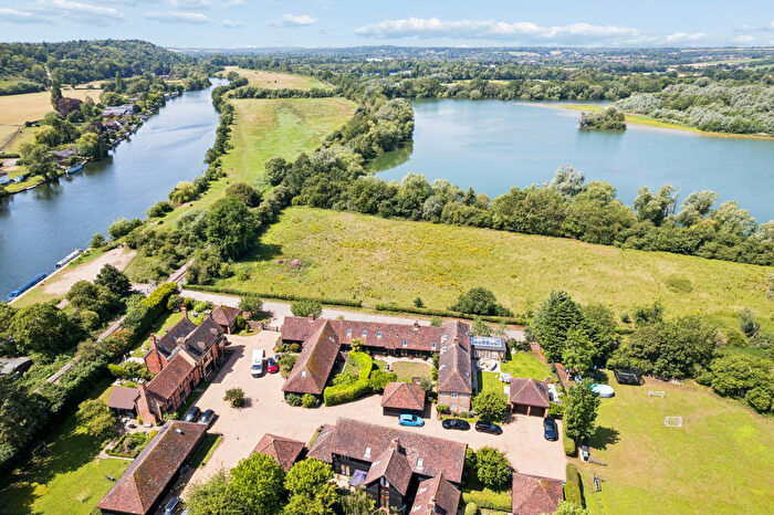 3 Bedroom Barn For Sale In Spade Oak Farm, Well End, SL8