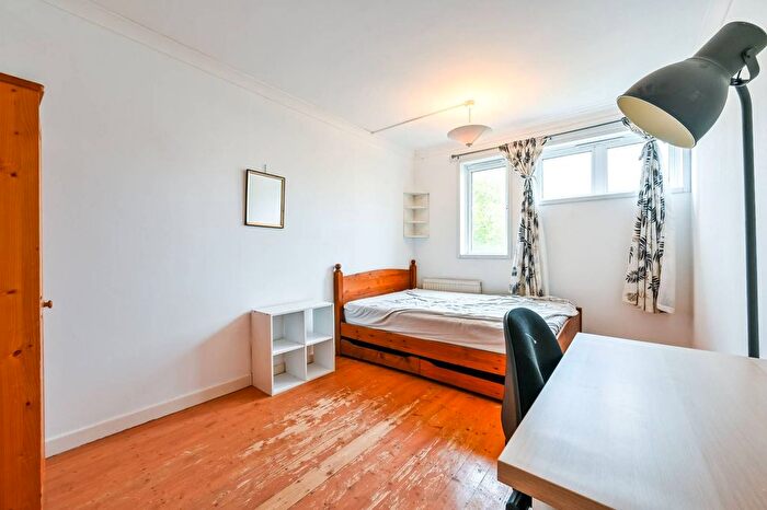 2 Bedroom Flat To Rent In Grafton Road, Kentish Town, London, NW5