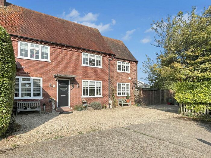 4 Bedroom Semi-Detached House For Sale In Craysleaze, Kidmore End, RG4