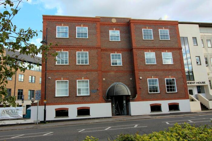 2 Bedroom Flat To Rent In Bridge Street, Staines-Upon Thames TW18