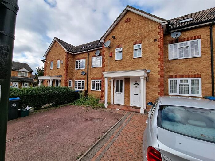 4 Bedroom Detached House To Rent In Veals Mead, CR4