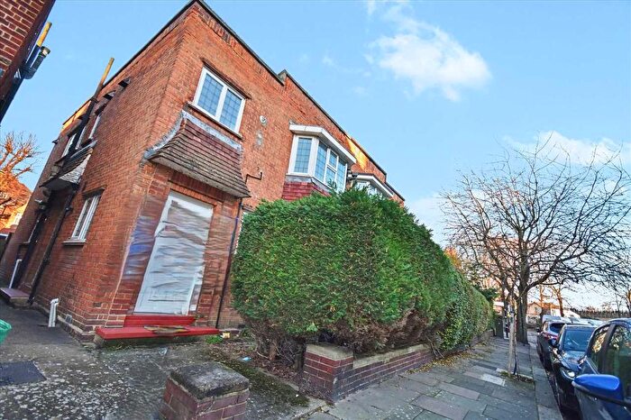 3 Bedroom Flat To Rent In Fairlawn Avenue, Chiswick, Chiswick, W4