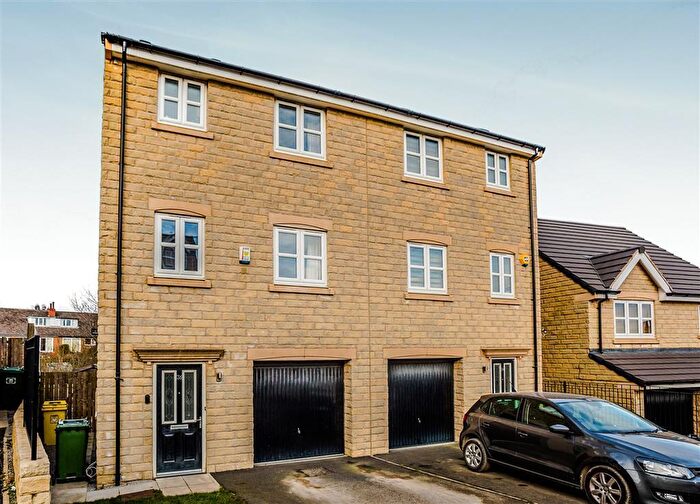 4 Bedroom Semi-Detached House To Rent In Tennyson Avenue, Huddersfield, HD3