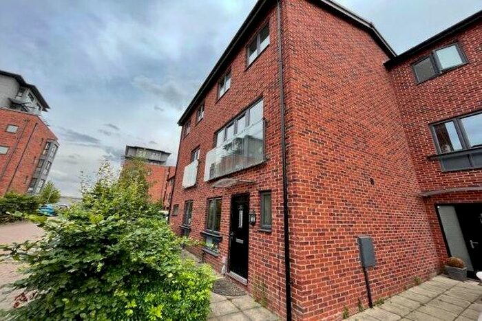 4 Bedroom Property To Rent In Cable Place, Leeds, LS10